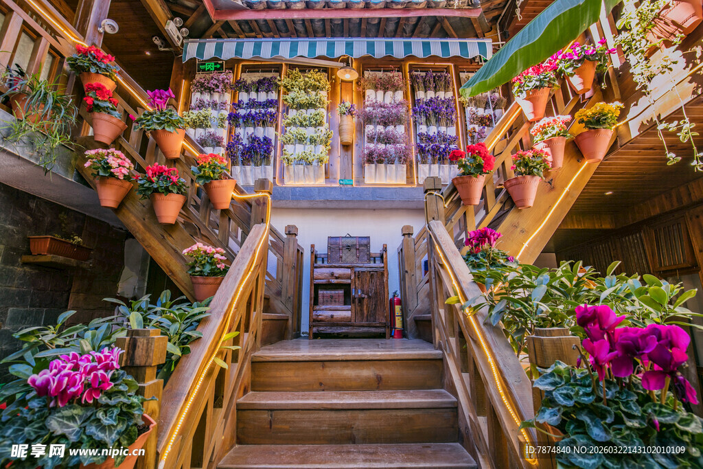 繁花簇拥的梦幻楼梯