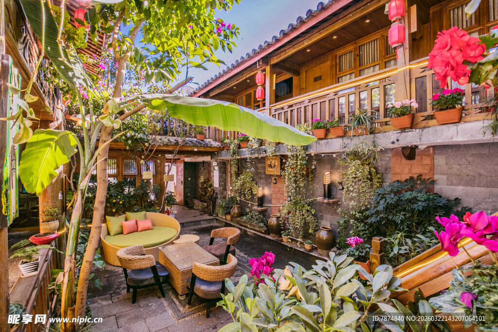 庭院绿植环绕的闲适角落