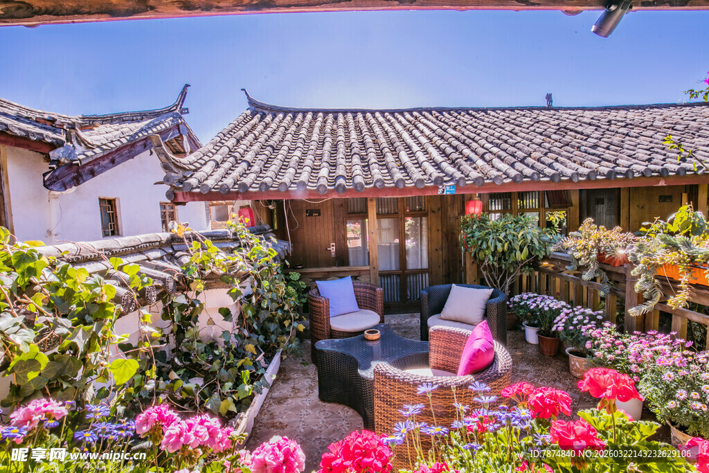 庭院繁花中的中式建筑