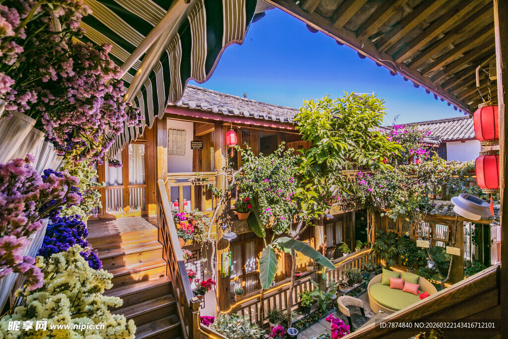 古雅小院的缤纷景致