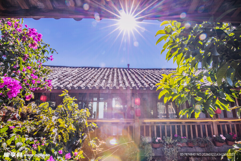 阳光洒落古雅庭院美景