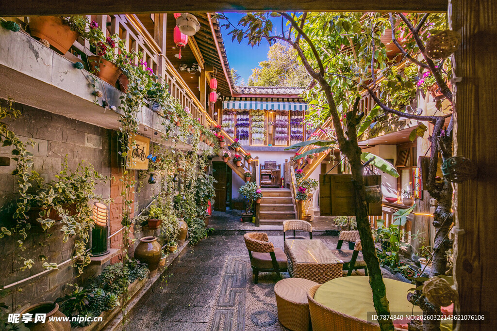 温馨绿植环绕的休闲小巷