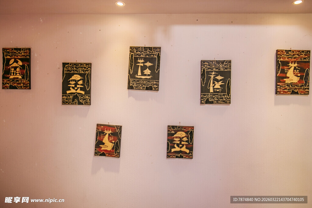 墙上展示的古风装饰画