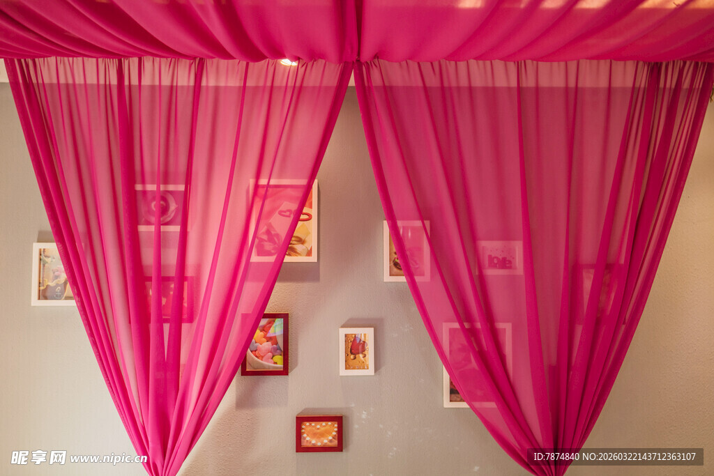 粉色纱幔装饰的室内空间