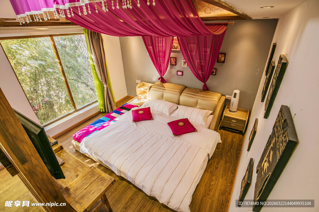 梦幻浪漫的木质温馨卧室