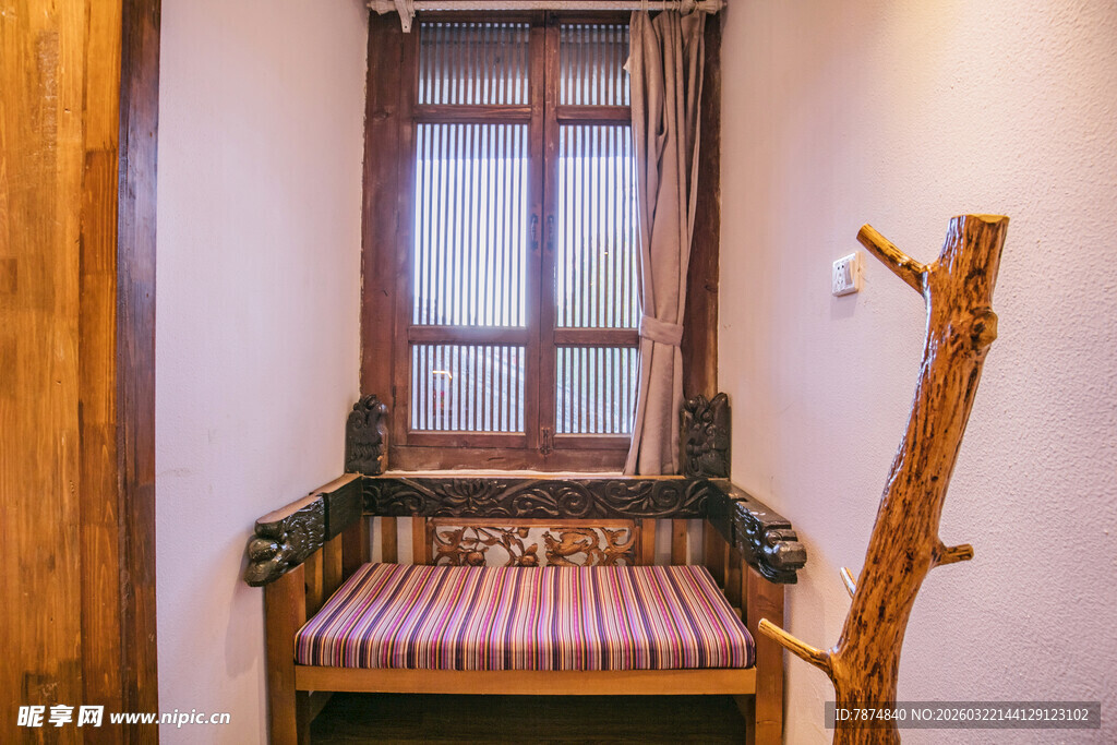 中式角落 古朴座椅与木枝