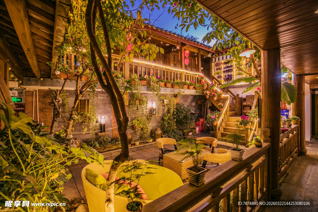 温馨绿植环绕的休闲庭院