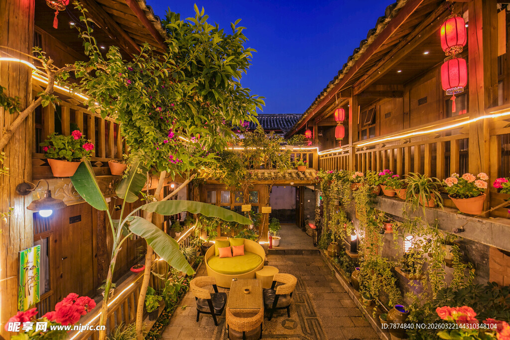 古巷夜景 繁花绿植伴灯火