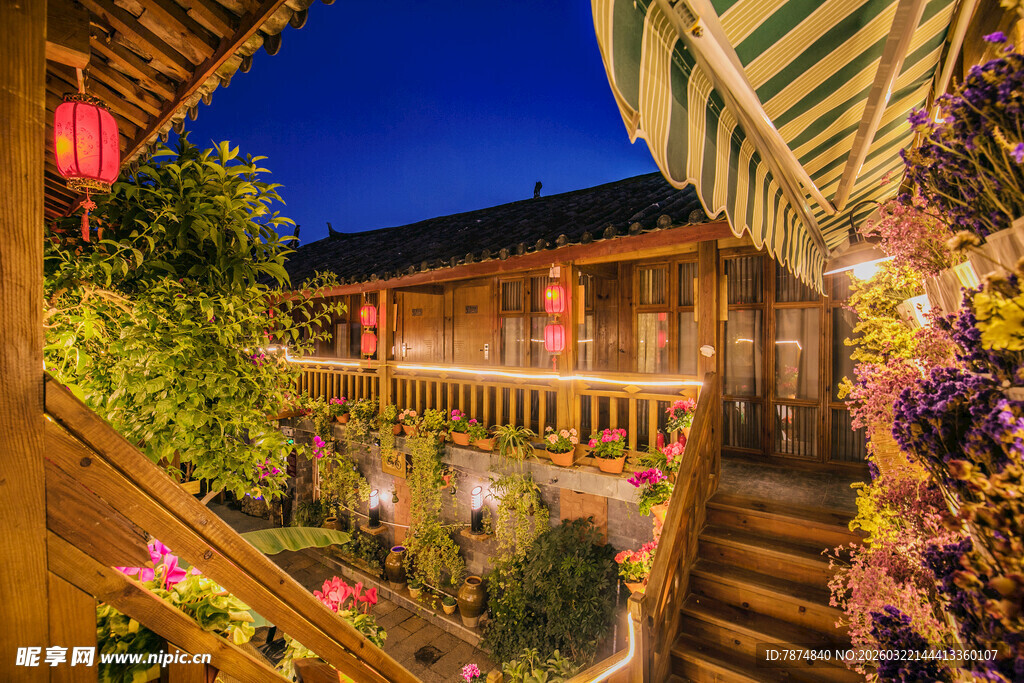 古雅庭院夜景 繁花相伴