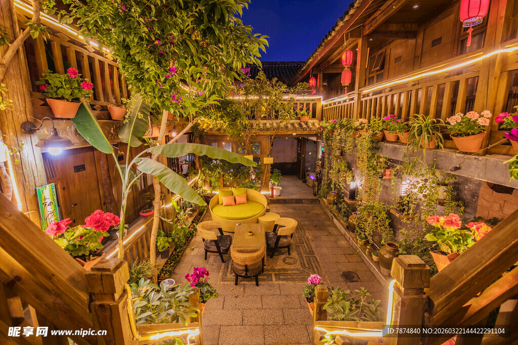 古雅庭院夜景 繁花簇拥