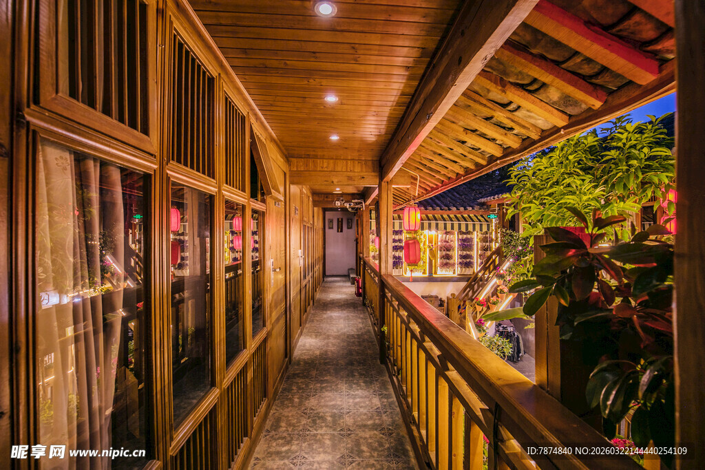 木质走廊的温馨户外景致