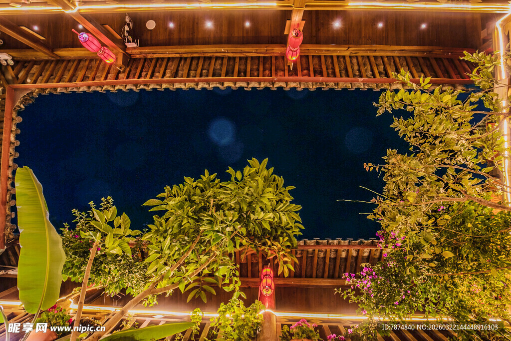 古建夜景 灯笼装点的静谧美