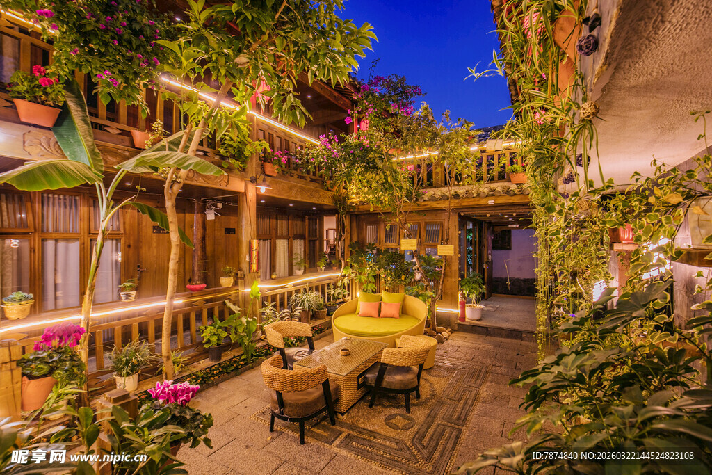 梦幻绿植环绕的庭院空间