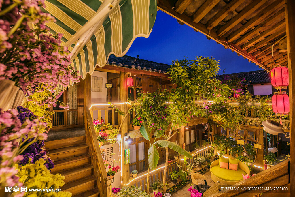 古街小店的浪漫夜景