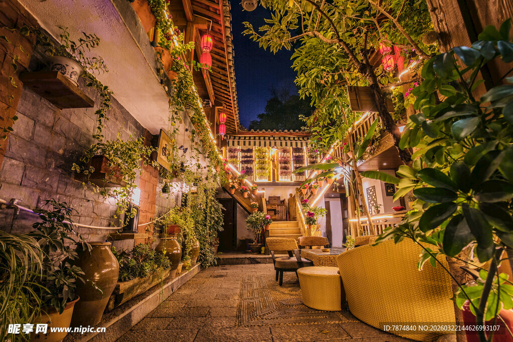 浪漫绿植环绕的温馨小巷