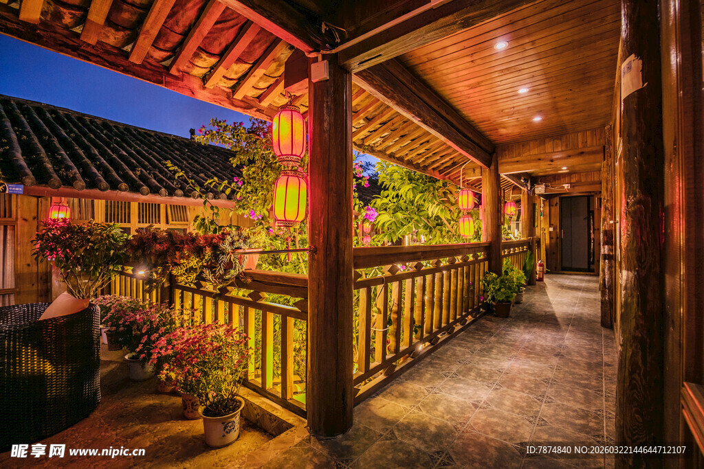 中式庭院木质走廊夜景