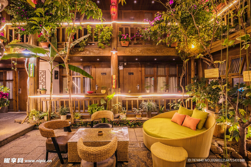 温馨绿植环绕的休闲室内空间