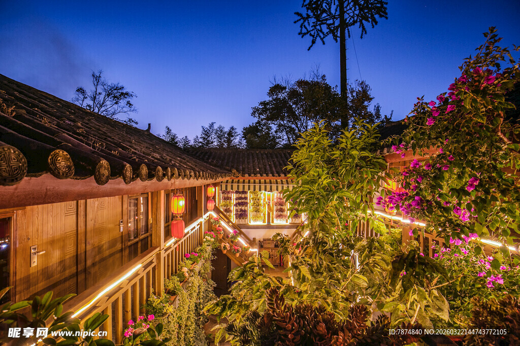 古宅夜景 繁花绿植环绕