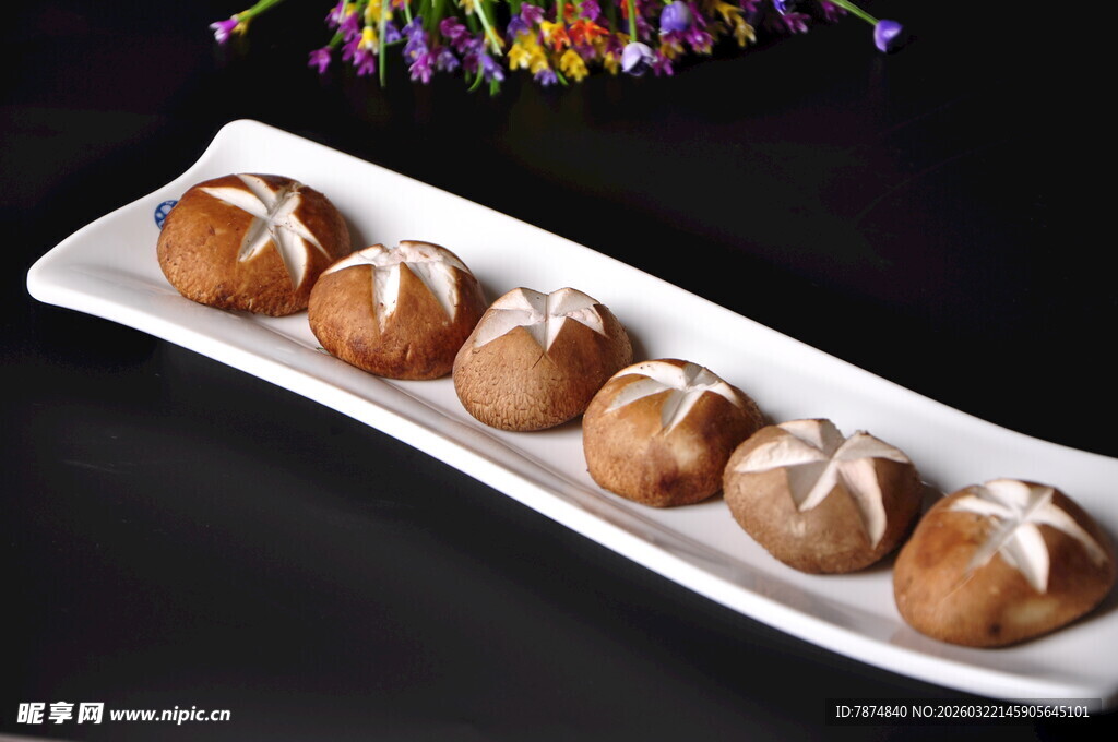 精致摆盘的香菇