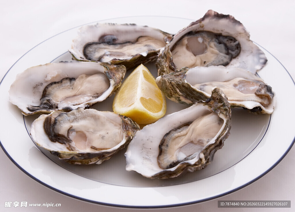 柠檬配生蚝新鲜诱人