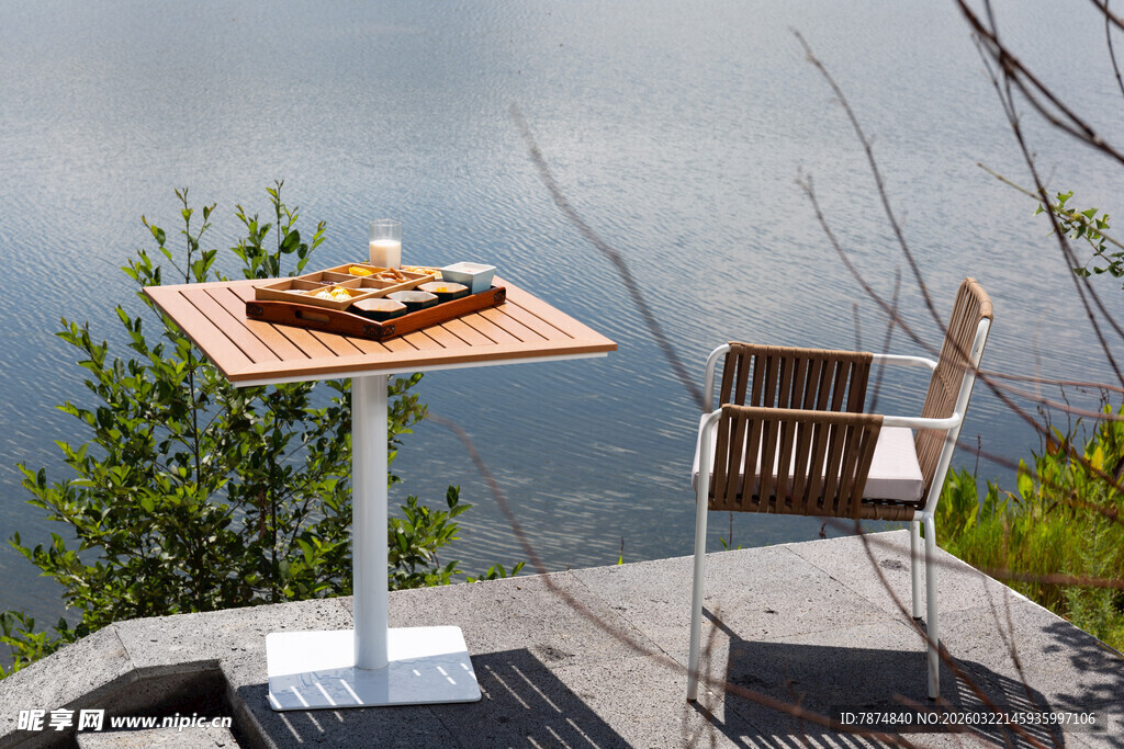 户外露台桌椅与美丽景致