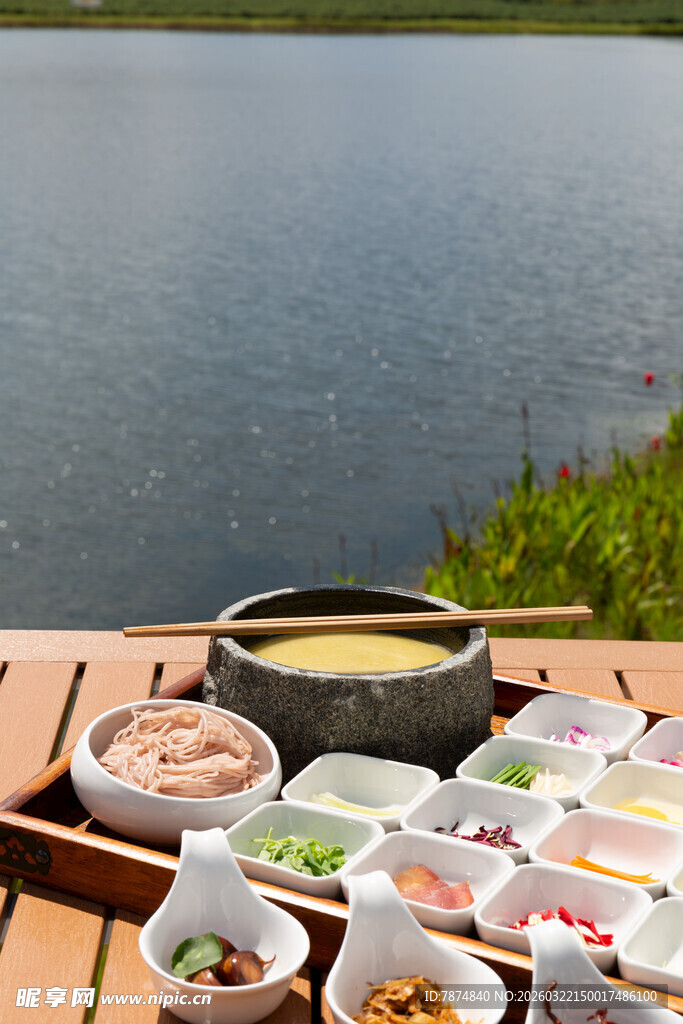 湖畔野餐美食盛宴