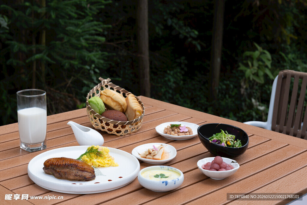 户外木桌美味早餐场景