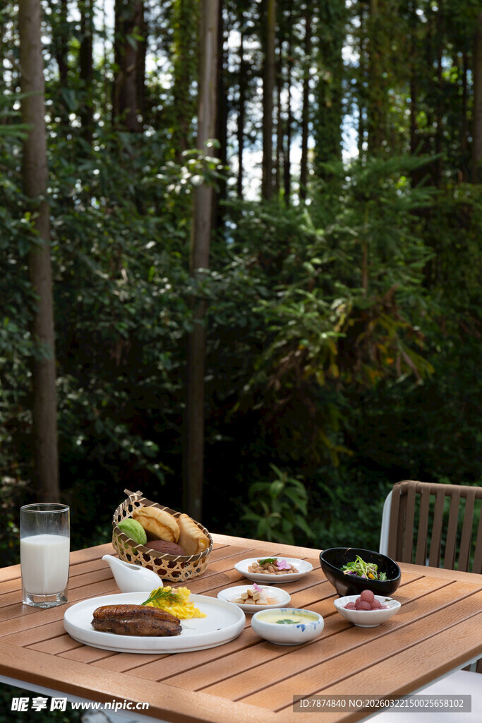 户外木桌美食与自然景致