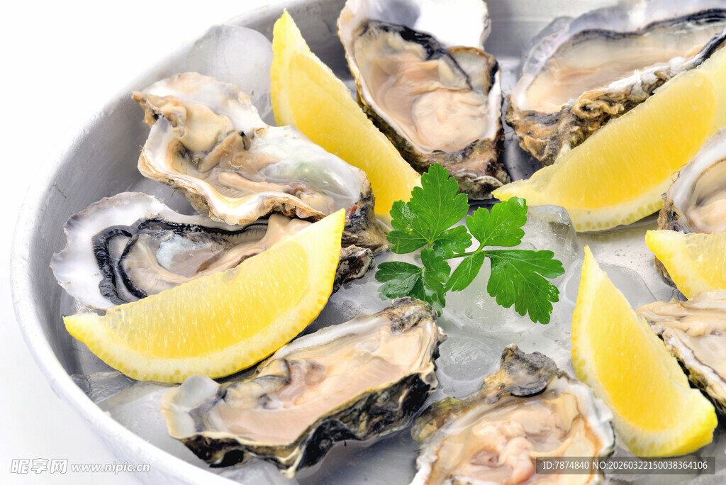 柠檬配生蚝 清新海鲜美味