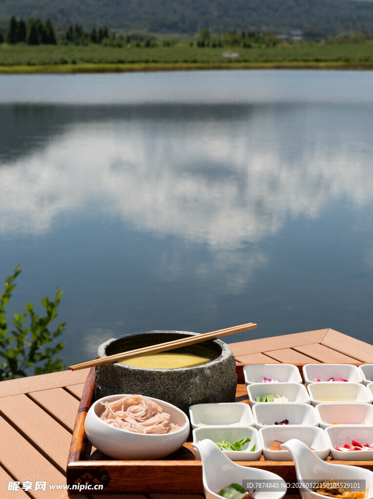 湖畔木桌的精致野餐