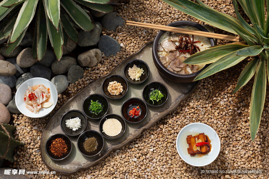 多样韩式小菜摆盘展示