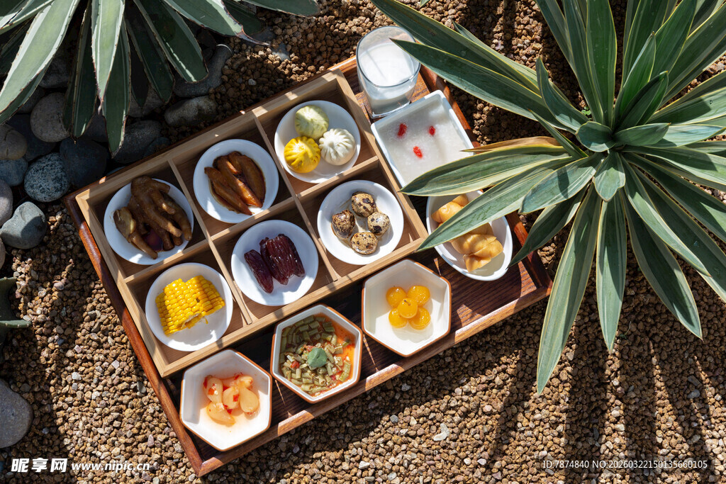 户外精致野餐饮品与小吃