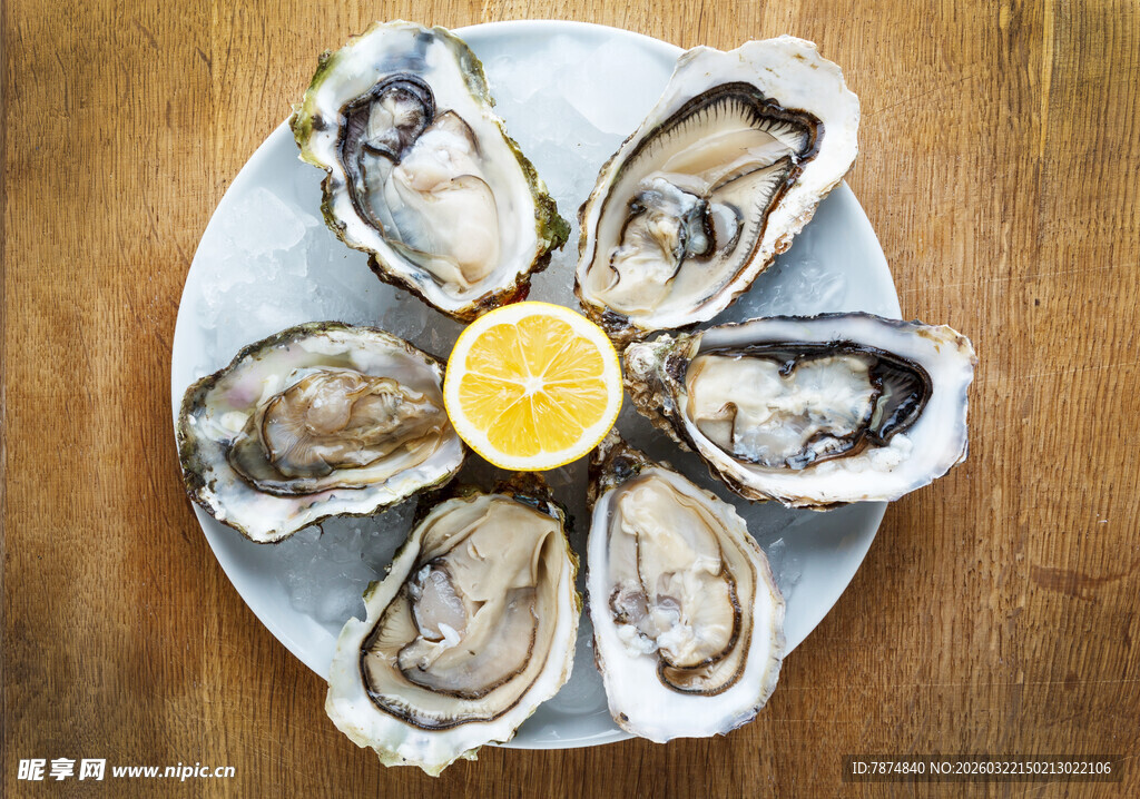 一盘新鲜生蚝配柠檬