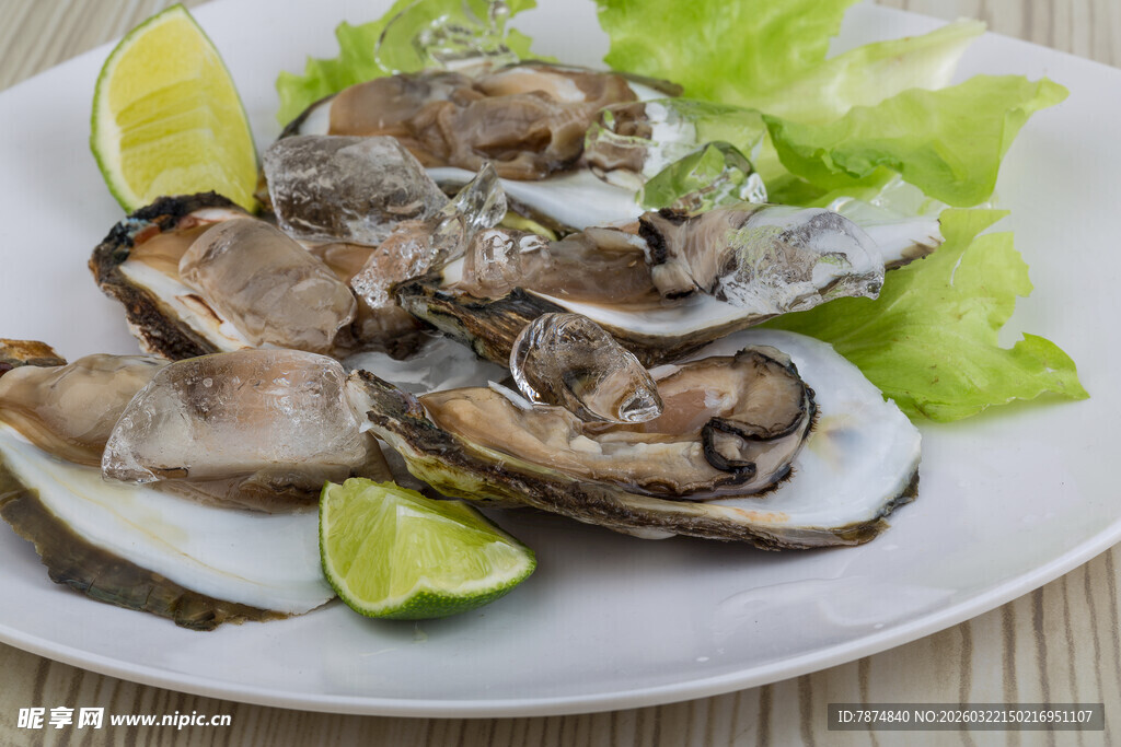新鲜生蚝配青柠与生菜