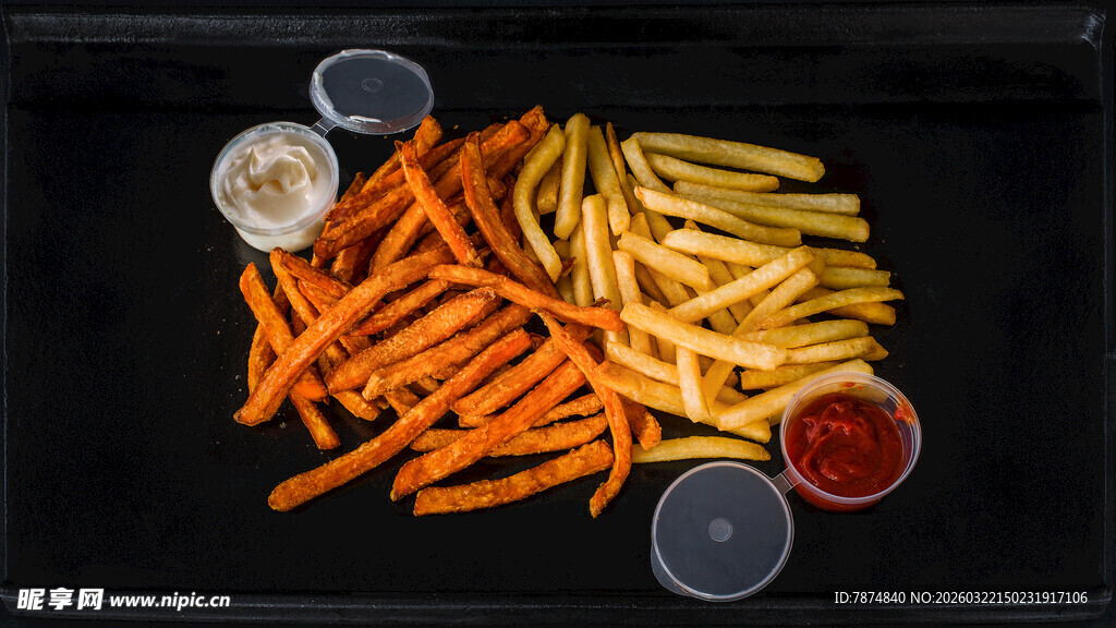 多彩薯条搭配多样蘸料
