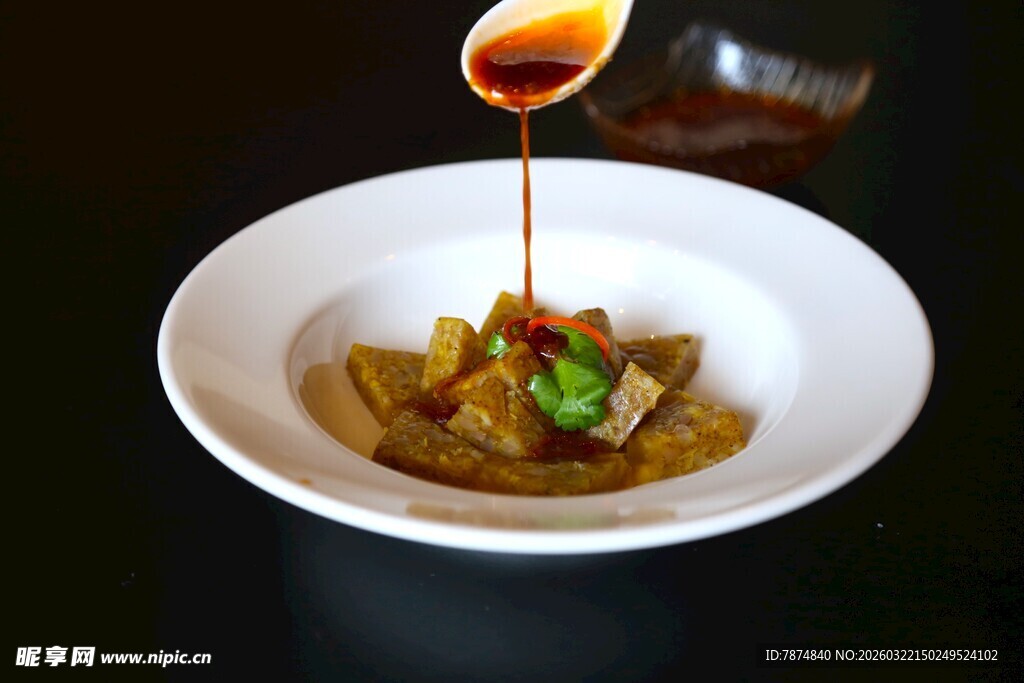 酱汁浇淋的美味菜肴
