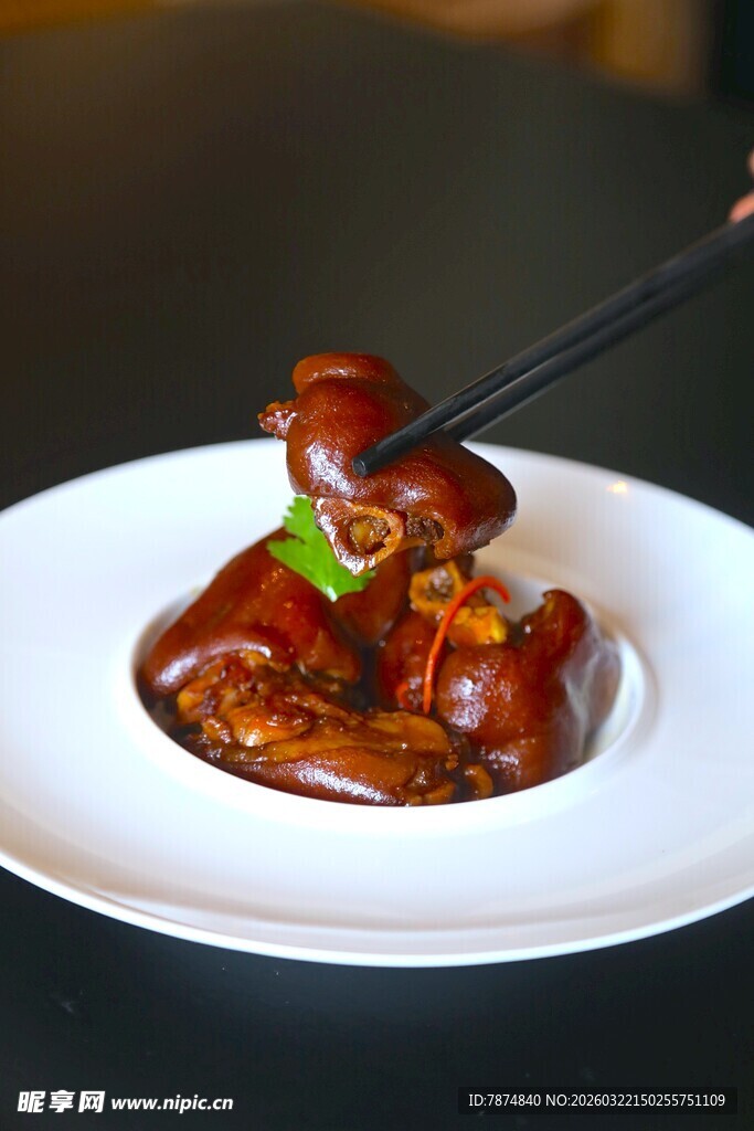 筷子夹起的美味红烧猪蹄