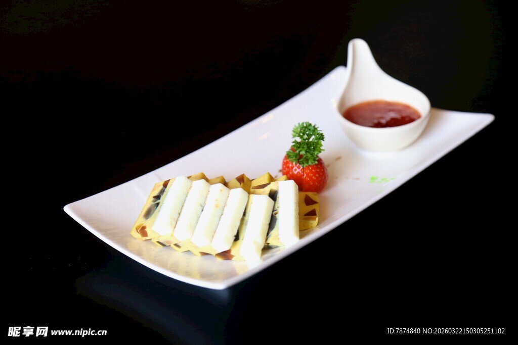 精致摆盘的美味夹心糕点