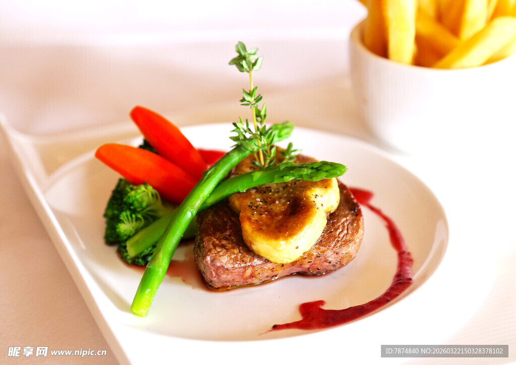 精致摆盘的美味牛排料理