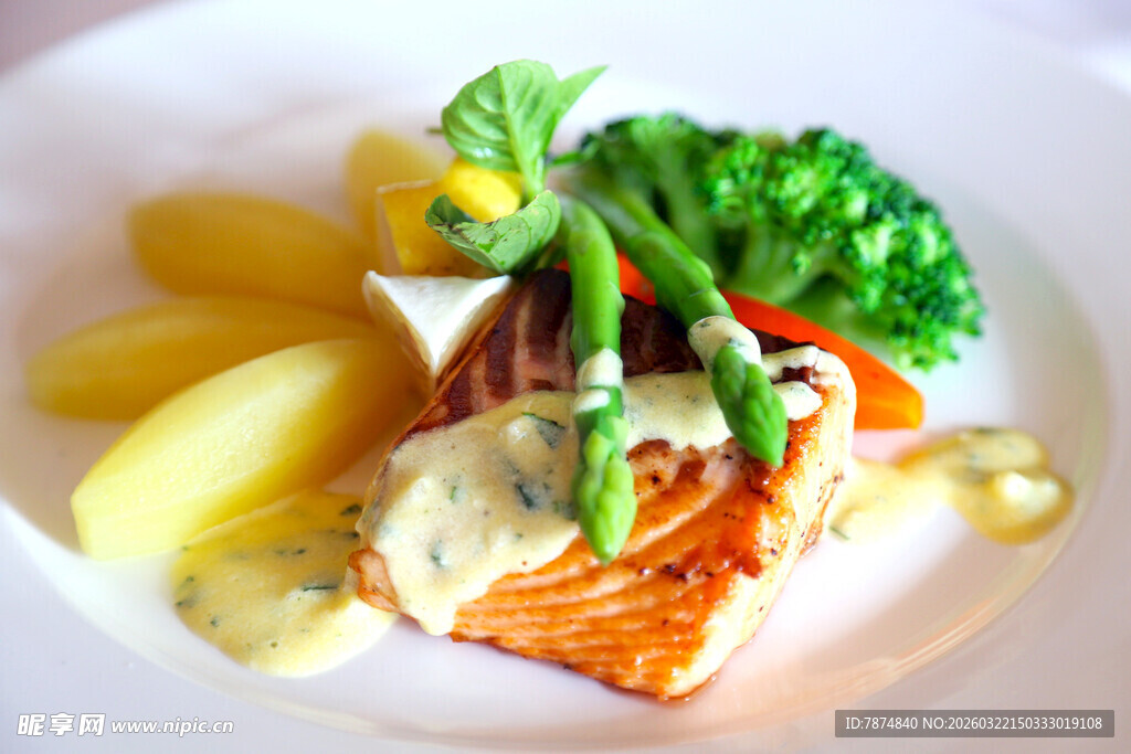 美味三文鱼配蔬菜料理