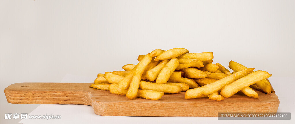 木板上的金黄薯条