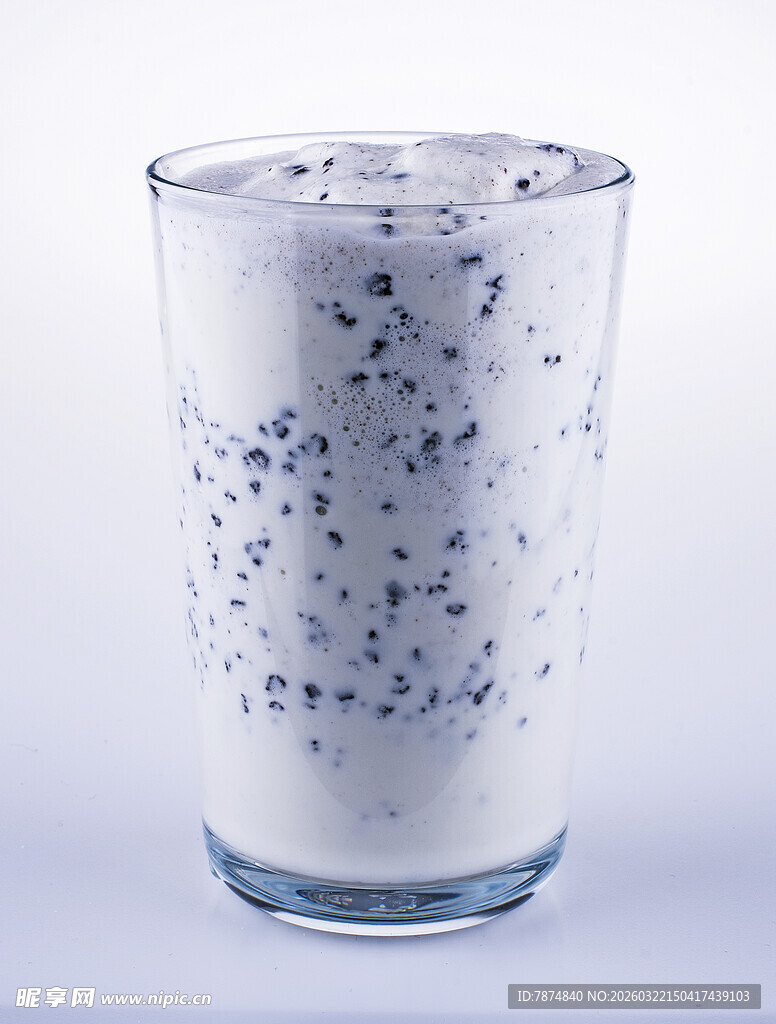 一杯蓝莓奶昔饮品