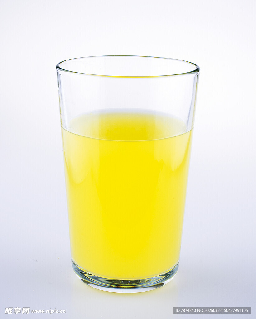 一杯鲜榨黄色果汁