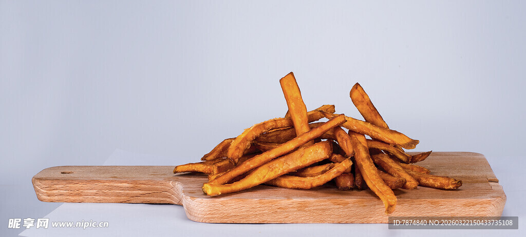 木板上的美味红薯条