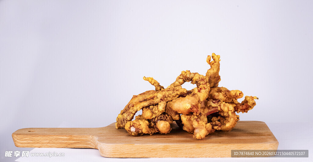 木制砧板上的炸鱿鱼丝