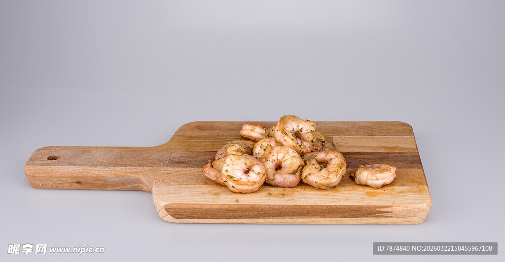 木盘上的美味虾仁