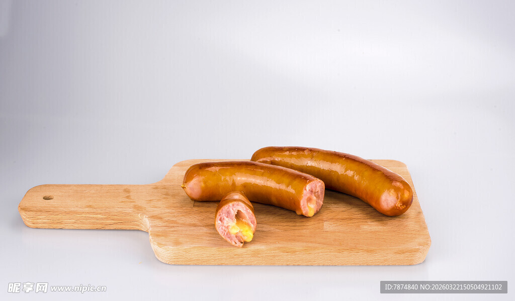 木制砧板上的美味香肠