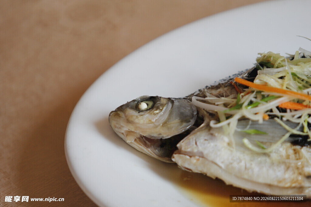 清蒸鱼摆盘精致