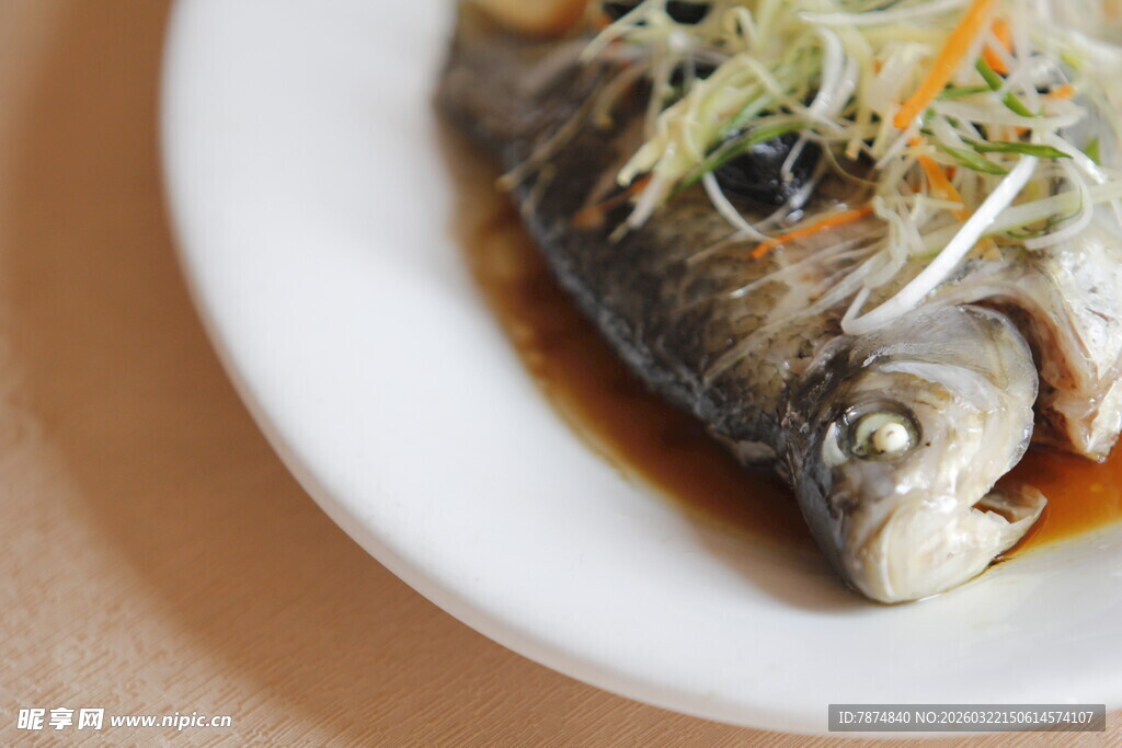 清蒸鱼摆放在白色盘中