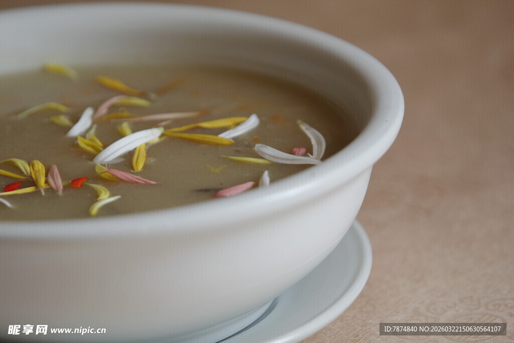 菊花枸杞养生茶碗中盛放